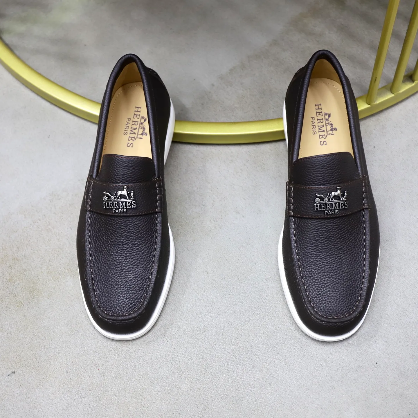 Ex-factory price: 560💰Hermès/Hermès slip-on men's shoes. This shoe is made of imported pebbled cowhide. It has simple and smooth lines and is combined with aerodynamically designed 3CM rubber foam ultra-light soles! Youthful and fashionable, classic H-shaped hardware buckle decoration, calf lining gently wraps the feet, with logo cowhide feet, casual and urban style, highlighting youthful vitality, sports and leisure version, super versatile, code number: 38-39-40-41-42-43-44 standard leather shoe size (45 can be customized but does not support returns)